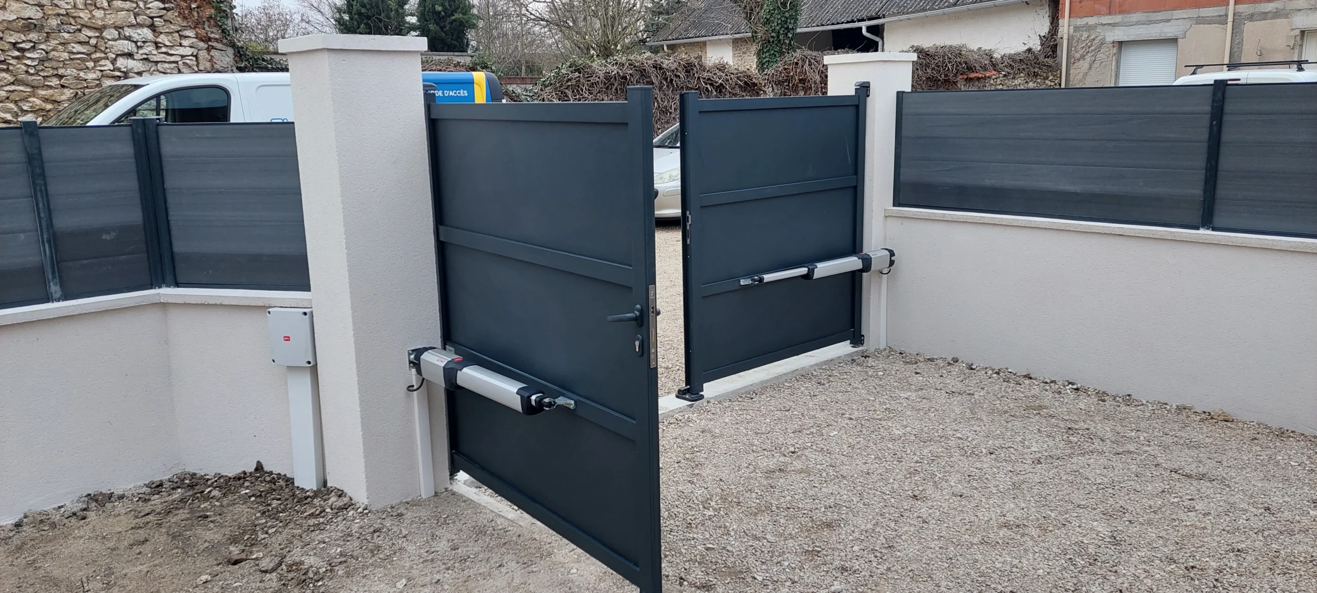 installation moteur bft bta40 portail battant automatique Installation d’un moteur BFT BTA40 sur portail battant automatique en aluminium par Electro-Cable
