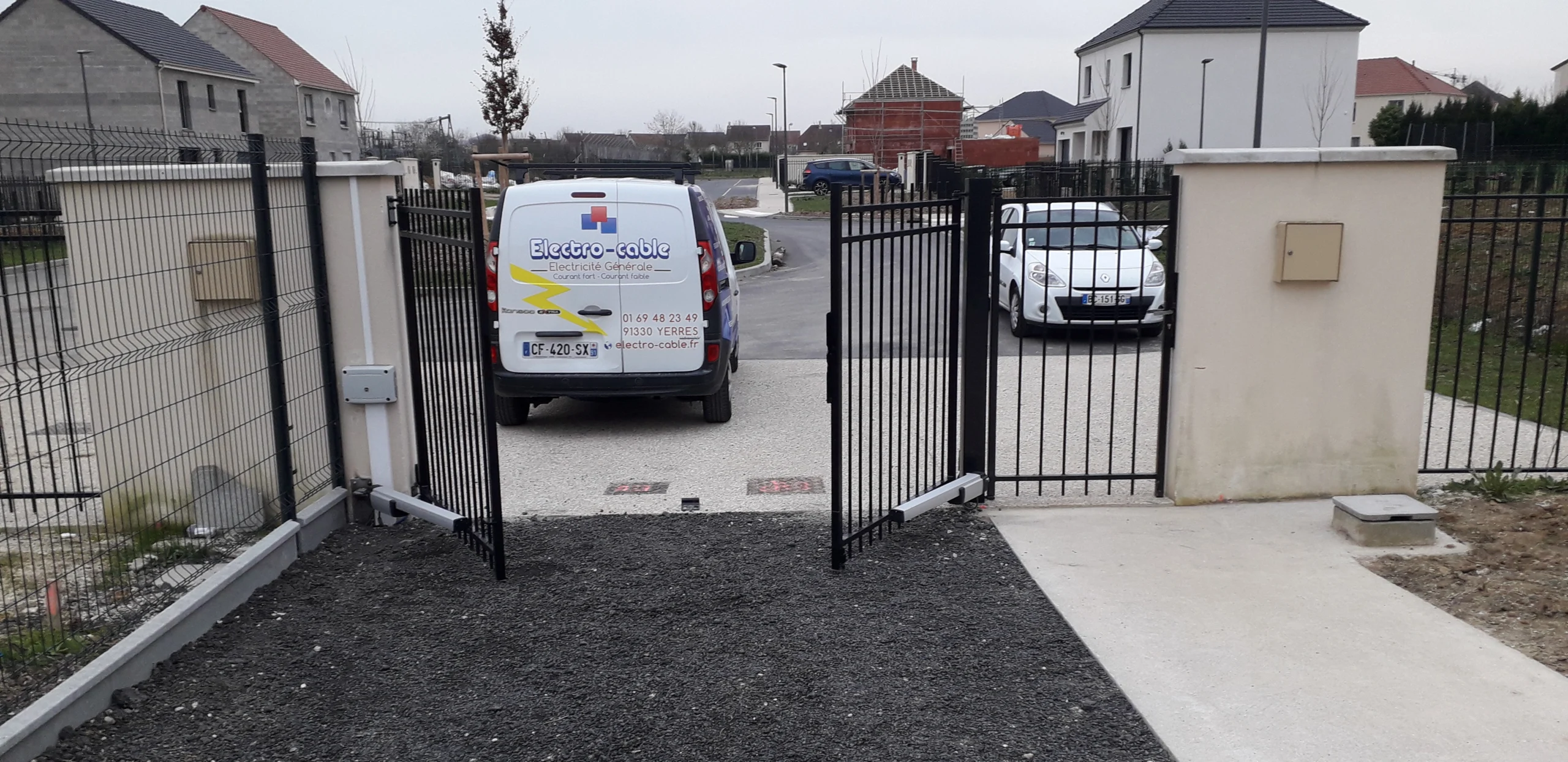 installation moteur somfy ixengo io par electro cable yerres Installation d’une motorisation Somfy Ixengo io sur portail battant automatique à Yerres par Electro-Cable